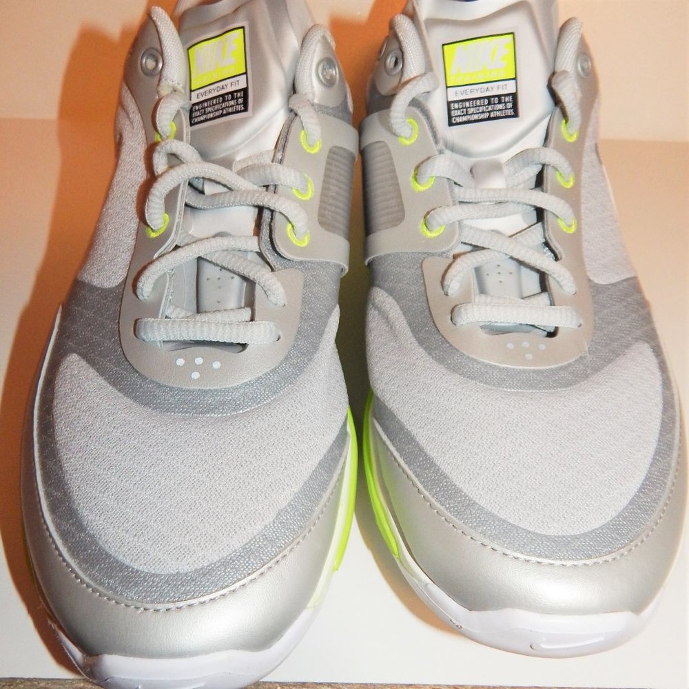 NEW Nike women's shoes athletic 8.5 Silver green light Silver